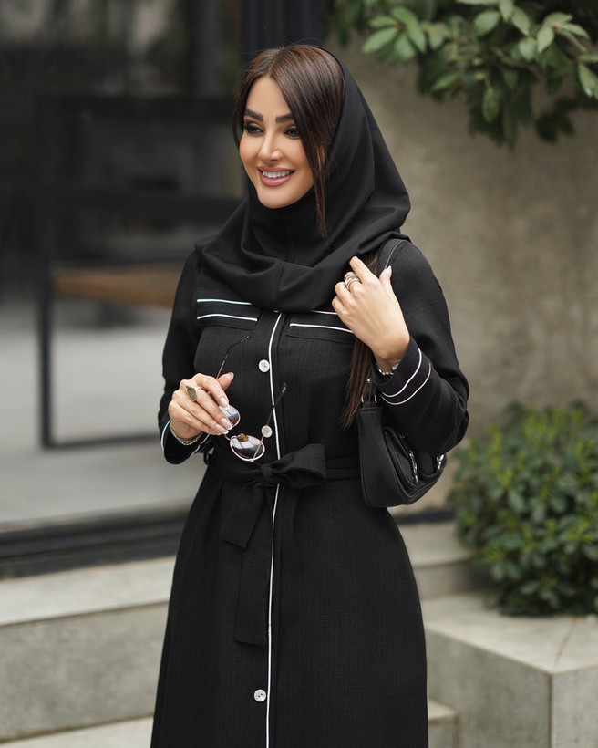مانتو بلند زنانه مدل شمیم کد ۱۷۲ با پارچه شانتون مغزیدوزی، مناسب استایل اداری و دانشجویی رنگ مشکی